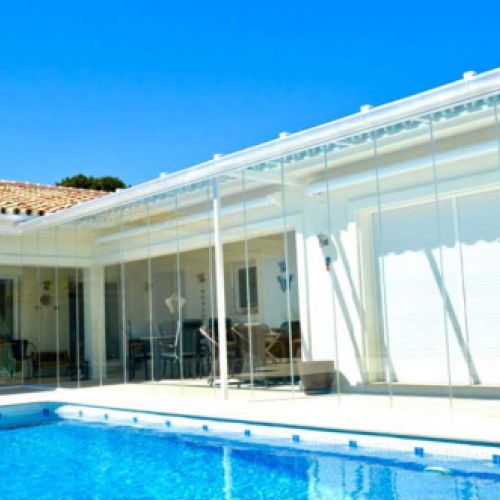 Vista exterior de cortina y techo acristalado