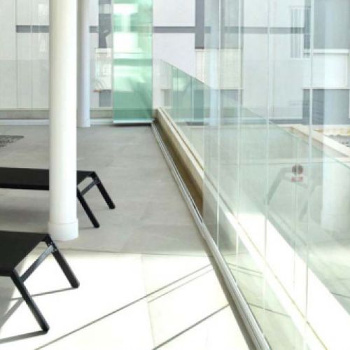 Detalle de cortina de cristal y cerramiento