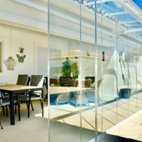 Vista del cerramiento con cortina de cristal