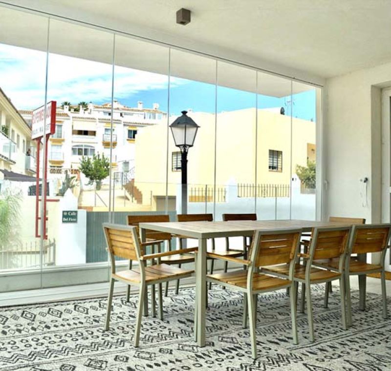 Sala comedor con cortina de cristal