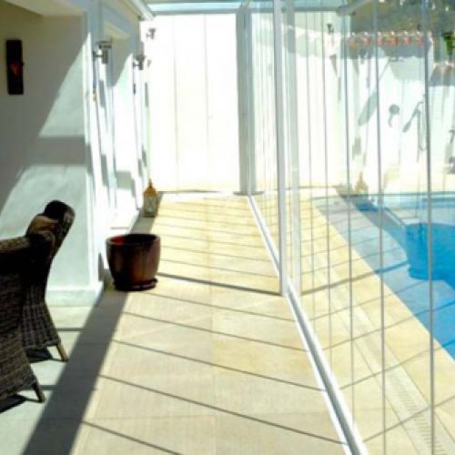 Vista del cerramiento con cortina de cristal