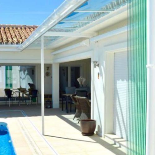 Vista exterior de cortina plegada  y techo acristalado