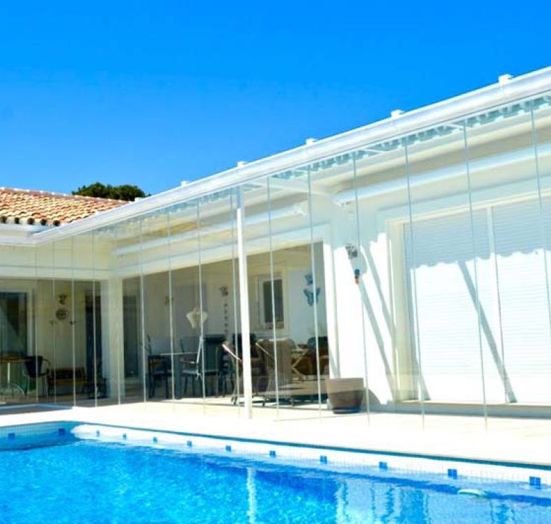 Vista exterior de cortina y techo acristalado