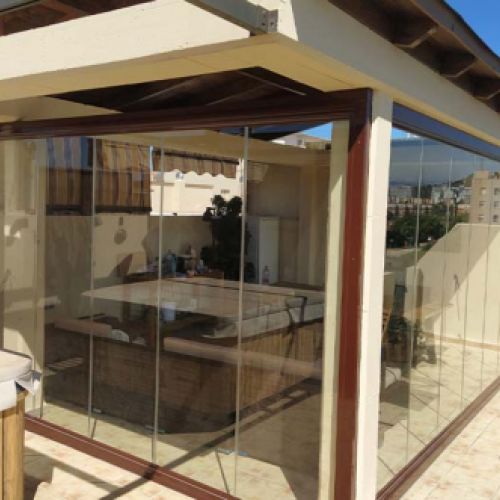 Vista exterior de techo fijo para pérgola con cerramiento realizado