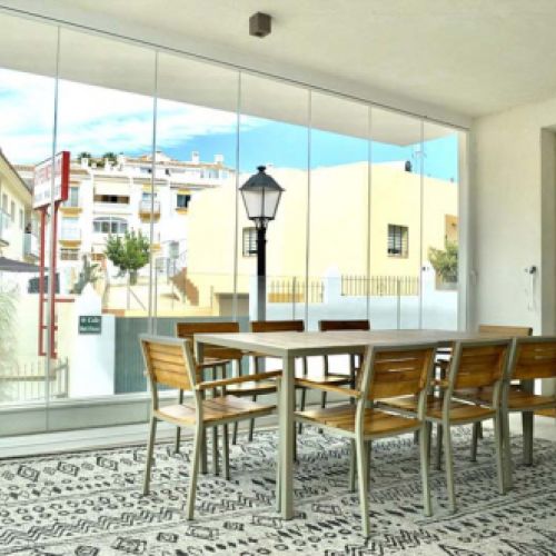 Sala comedor con cortina de cristal