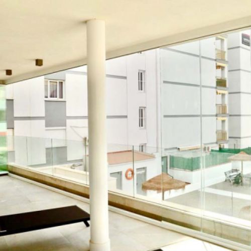 Detalle de cortina de cristal plegada y cerramiento en cristal