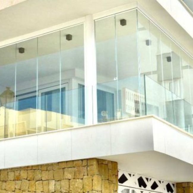 Fabricamos e instalamos cortinas de cristal