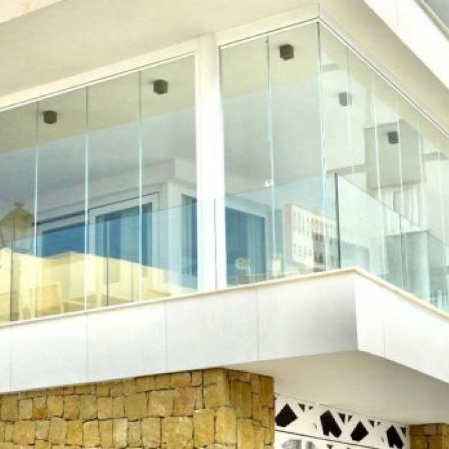 Fabricamos e instalamos cortinas de cristal